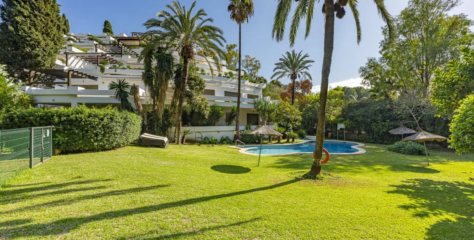 Long-term rent of middle floor apartment in The Golden Mile 38