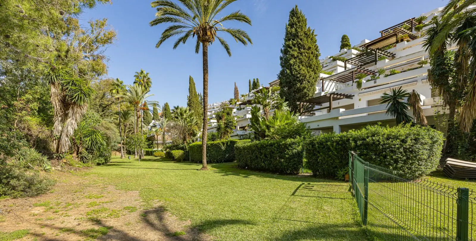 Long-term rent of middle floor apartment in The Golden Mile 40