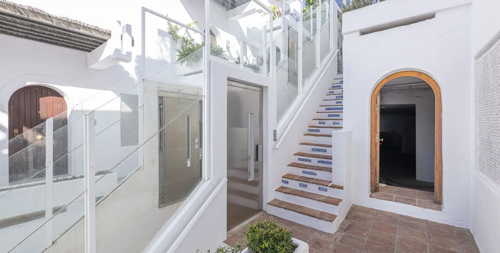 Long-term rent of middle floor apartment in The Golden Mile 42