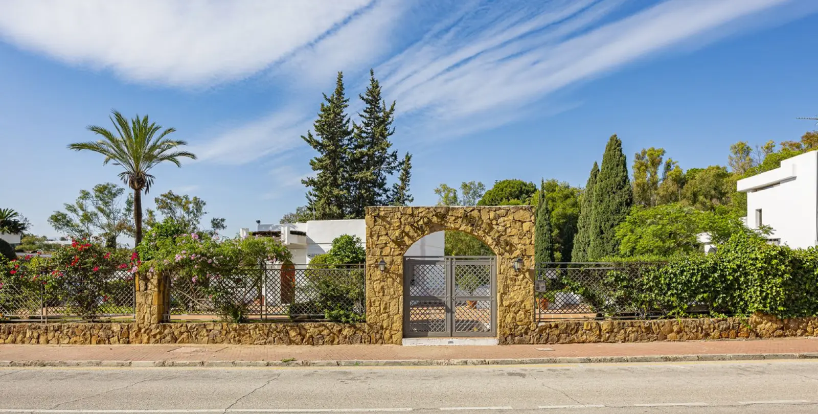 Long-term rent of middle floor apartment in The Golden Mile 44