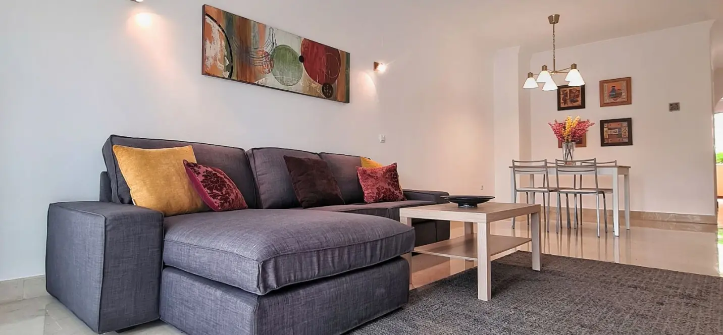 Sale of middle floor apartment in Elviria 1