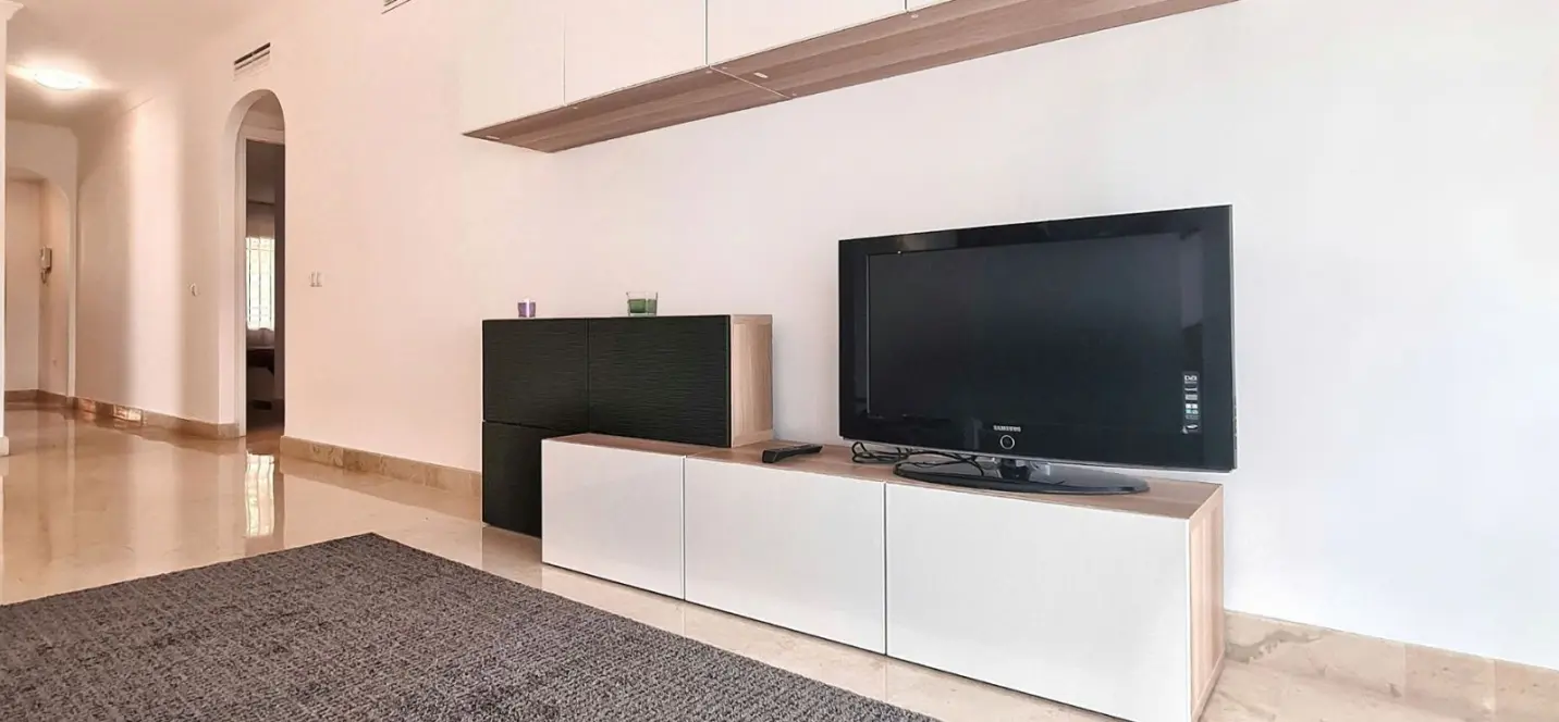 Sale of middle floor apartment in Elviria 2
