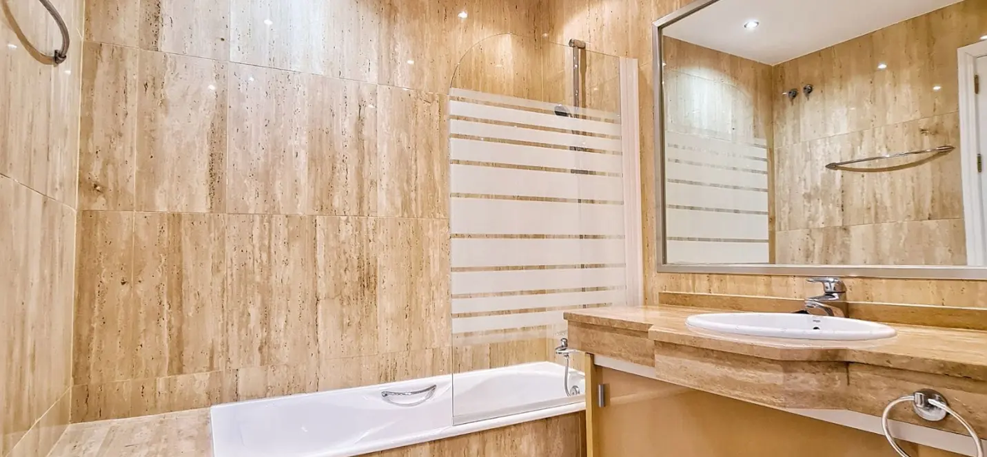 Sale of middle floor apartment in Elviria 3