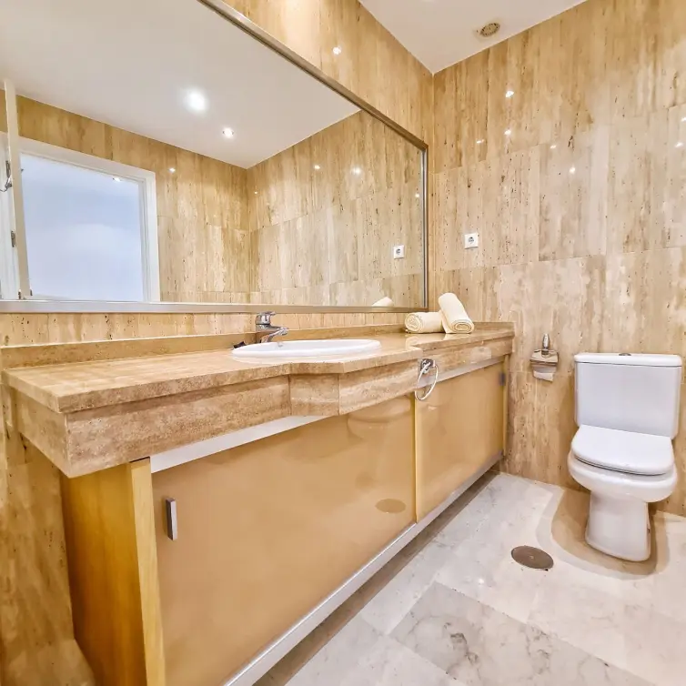 Sale of middle floor apartment in Elviria