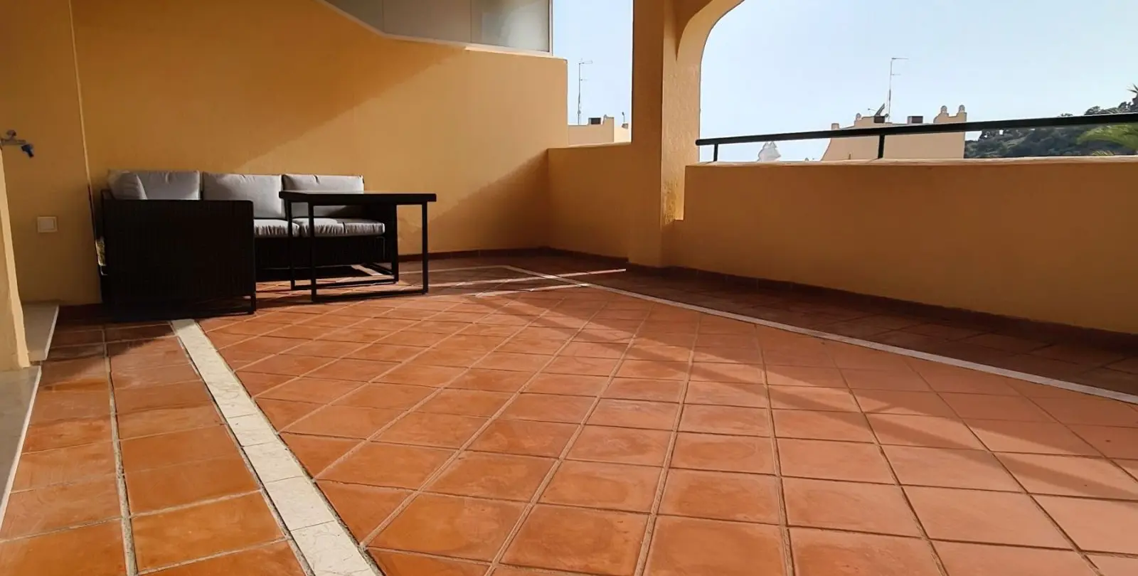 Venta de apartamento en planta media en Elviria 12