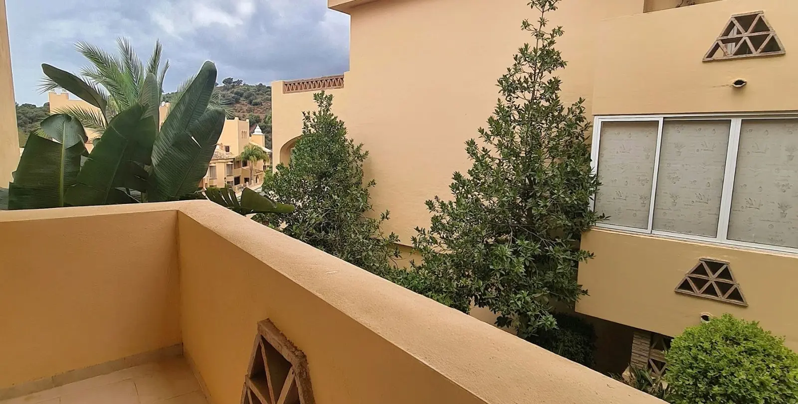 Venta de apartamento en planta media en Elviria 30