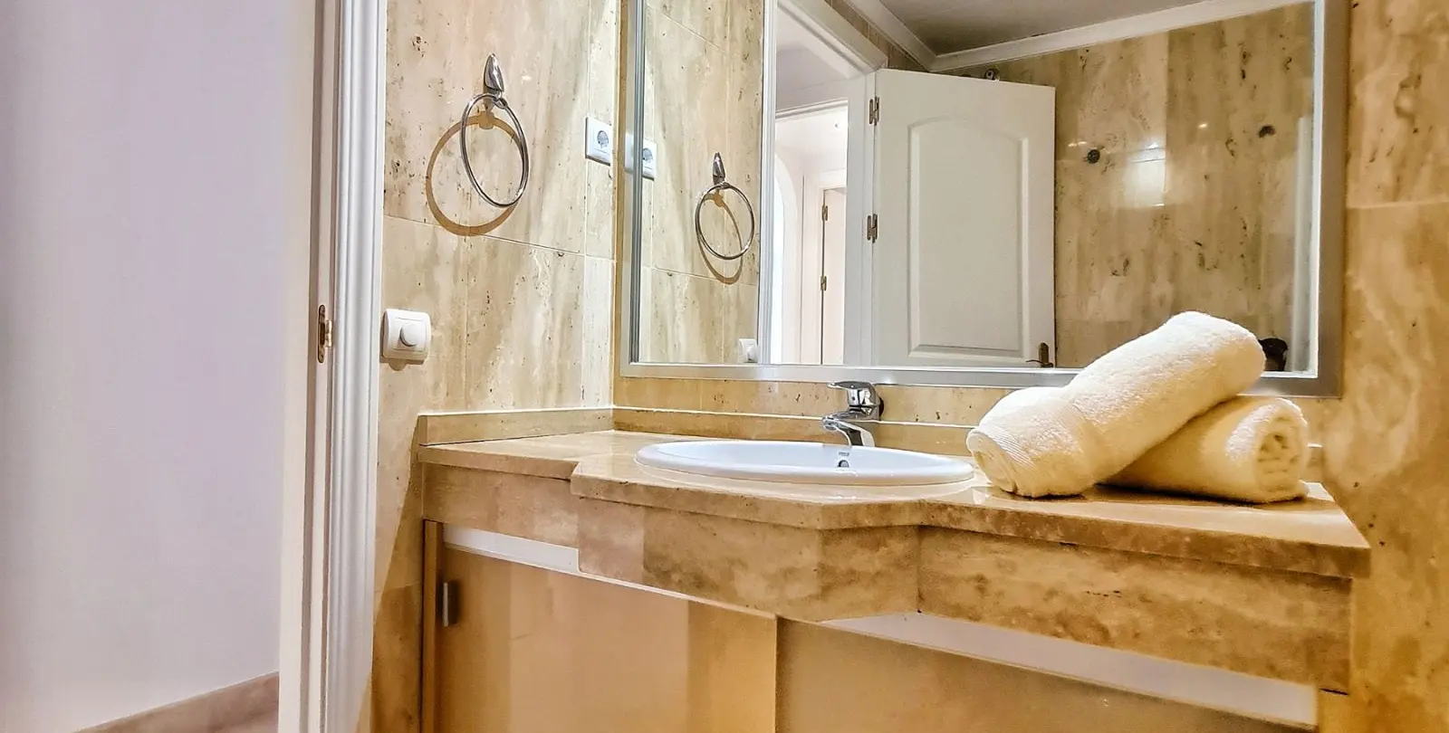 Venta de apartamento en planta media en Elviria 35