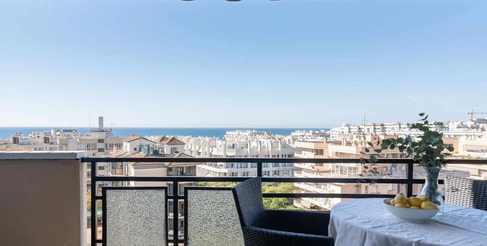 Venta de apartamento en planta media en Marbella 1