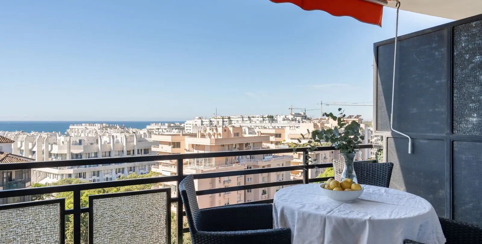 Venta de apartamento en planta media en Marbella 2
