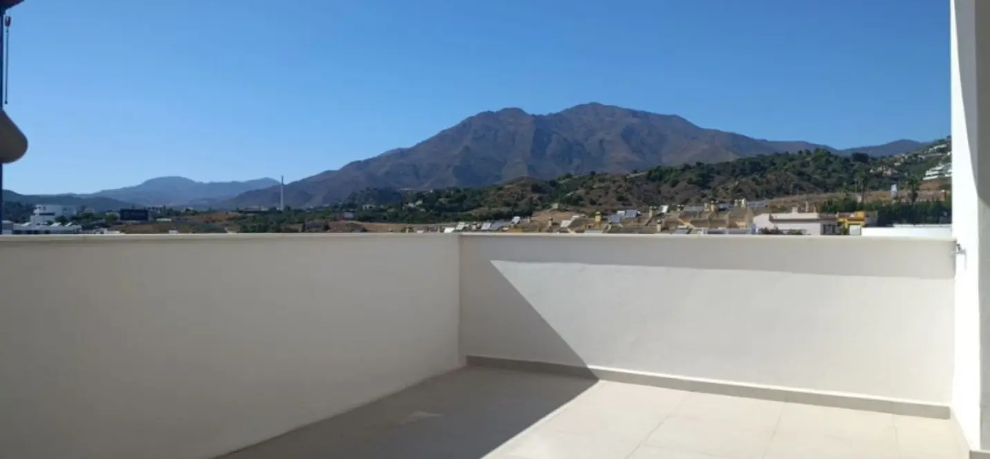 Продажа апартаментов на первом этаже в Estepona 0