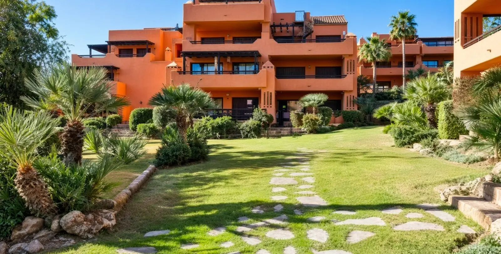 Venta de apartamento en planta baja en Estepona 1