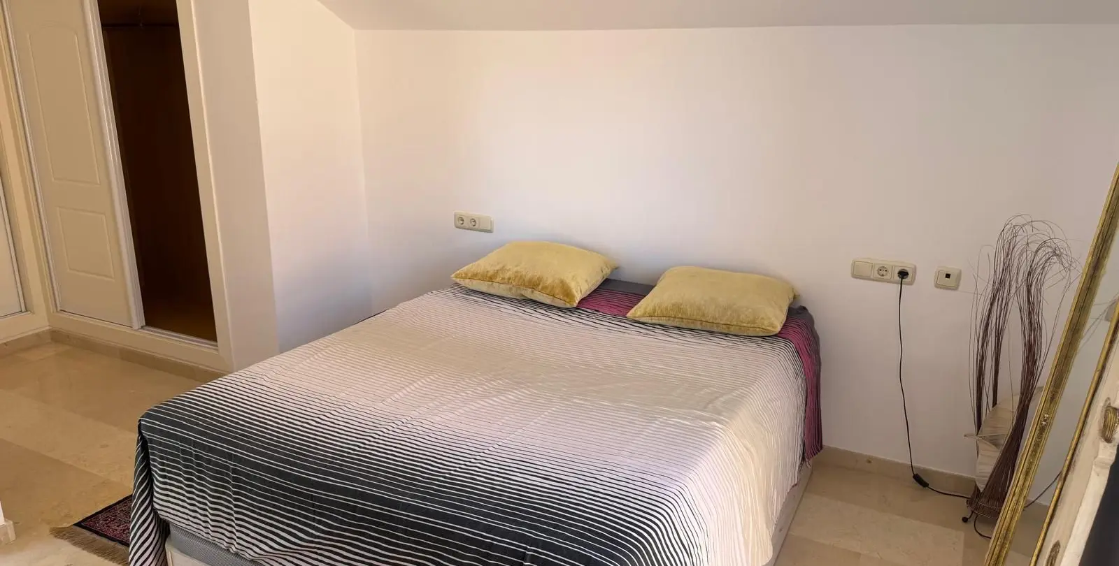 Venta de ático dúplex en Elviria 30