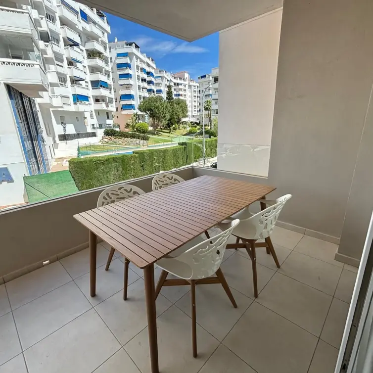 Venta de apartamento en planta media en Marbella
