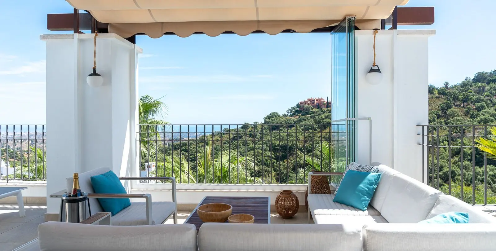 Sale of penthouse in La Mairena 1