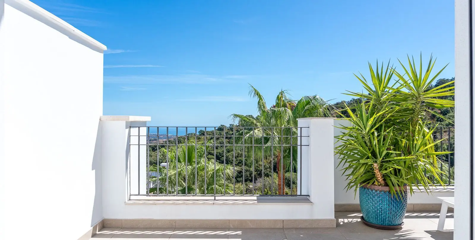 Sale of penthouse in La Mairena 23