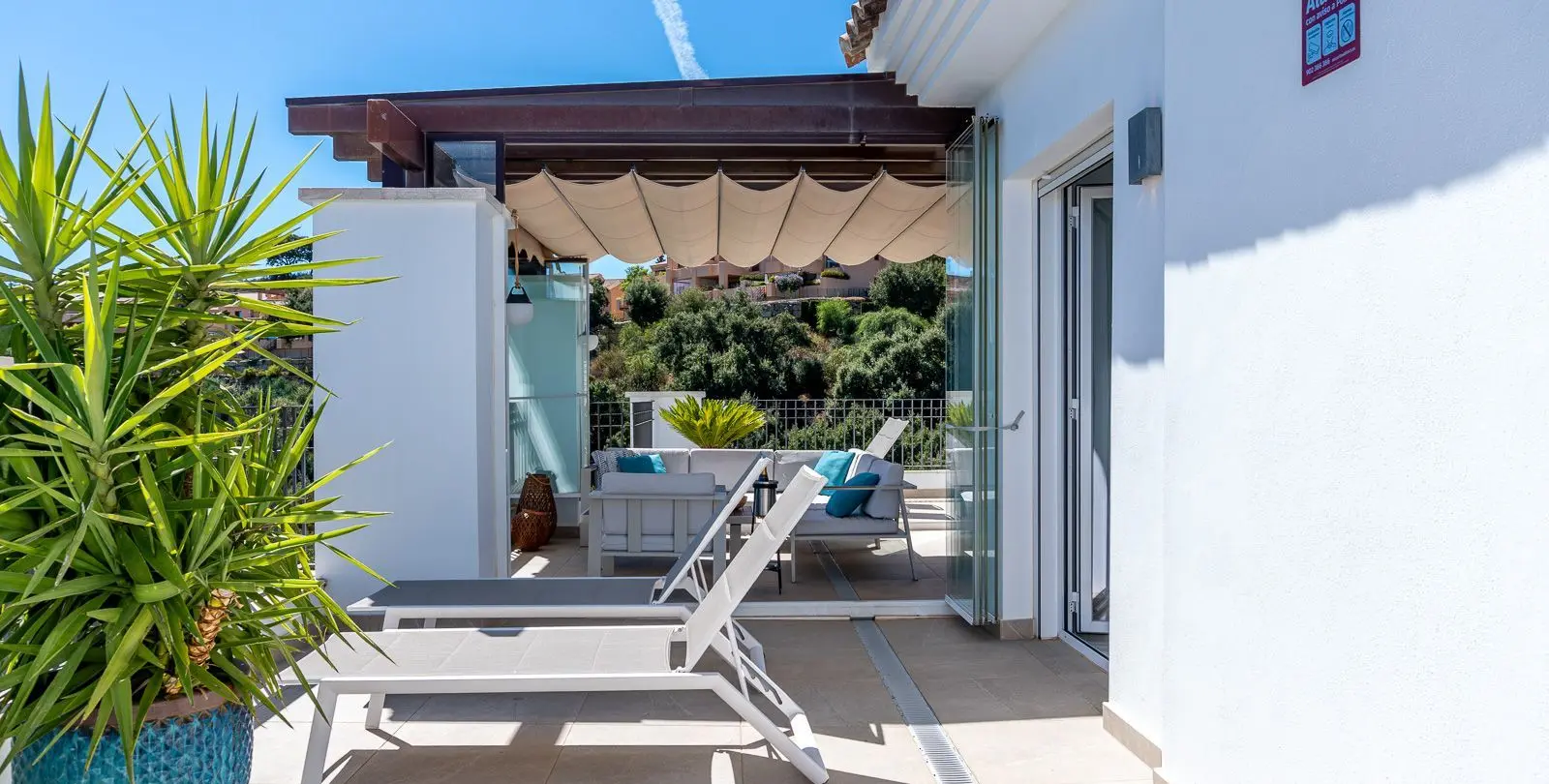 Sale of penthouse in La Mairena 33