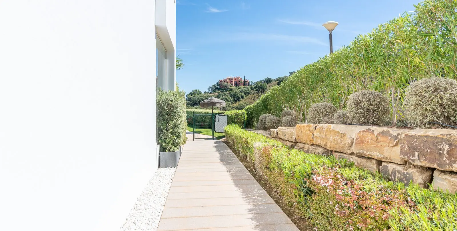 Sale of penthouse in La Mairena 40
