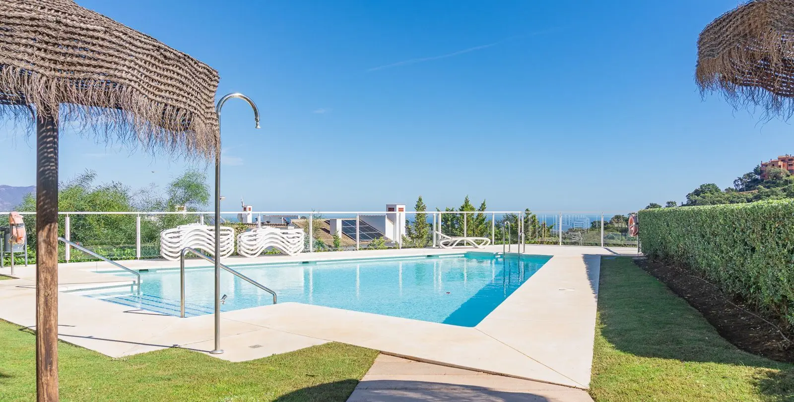 Sale of penthouse in La Mairena 44