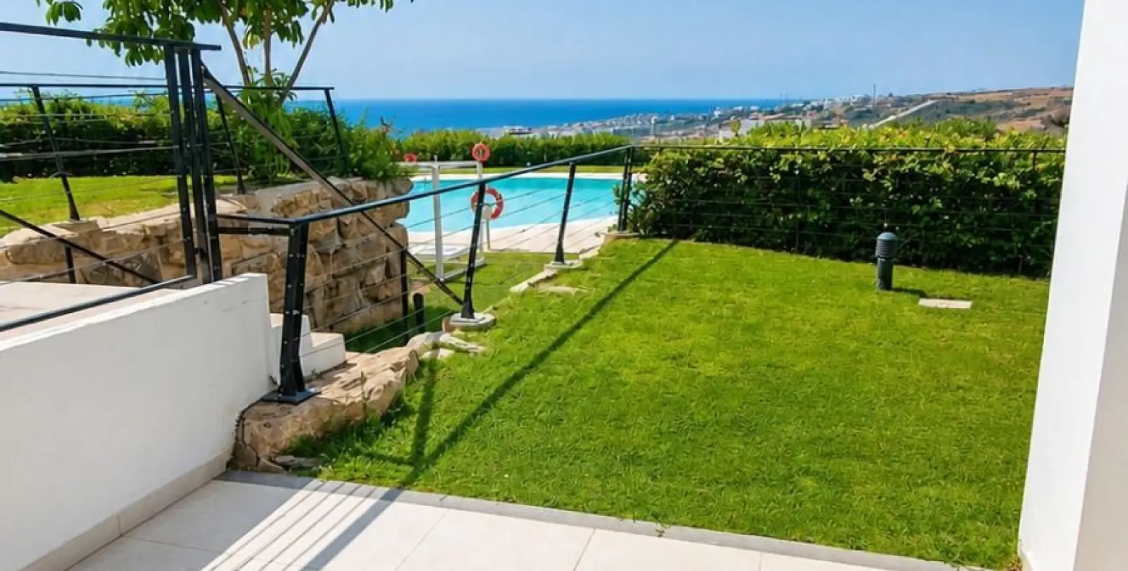 Sale of ground floor apartment in Estepona 2