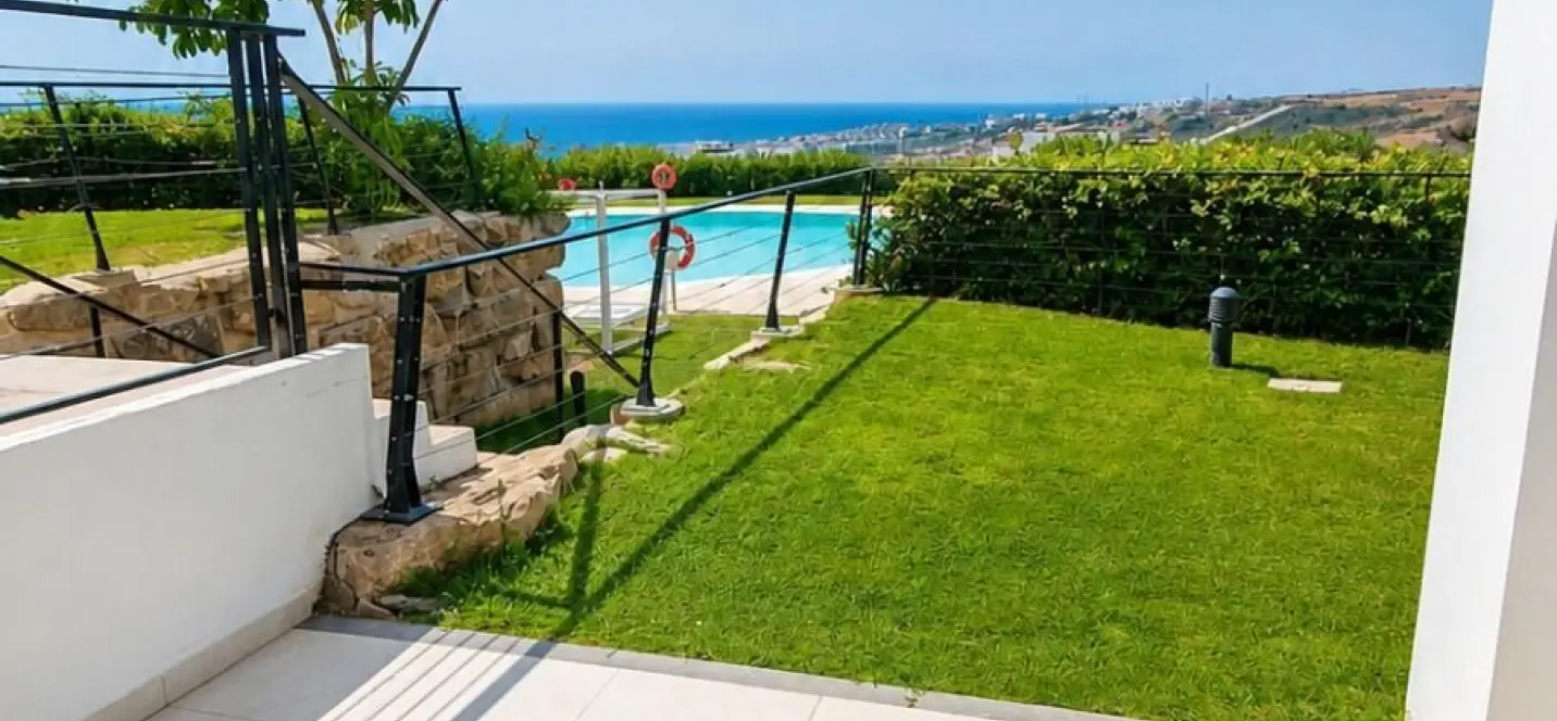 Sale of ground floor apartment in Estepona 1