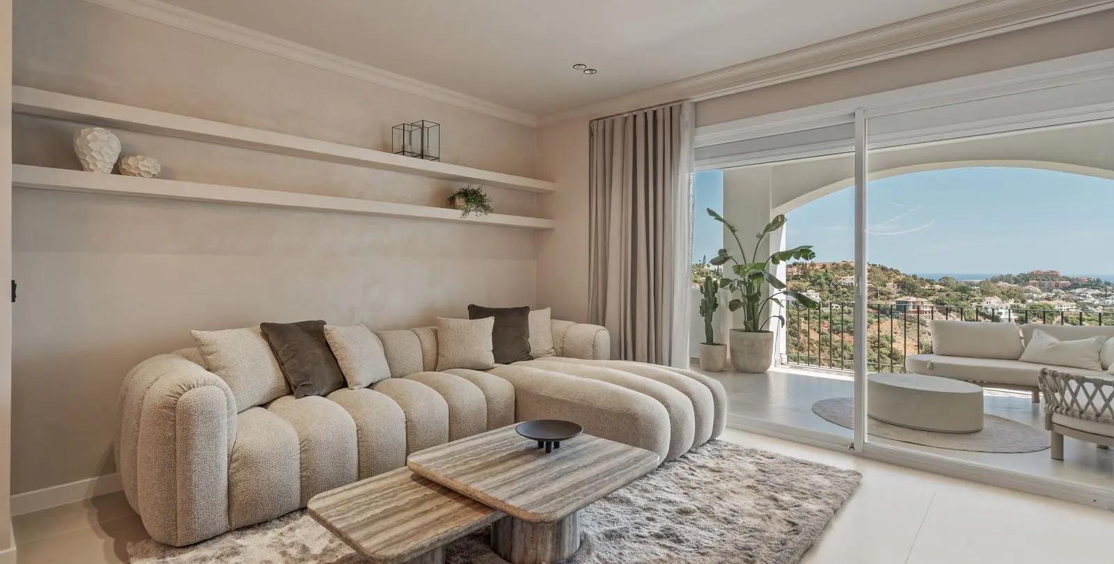 Venta de apartamento en planta media en Benahavís 2