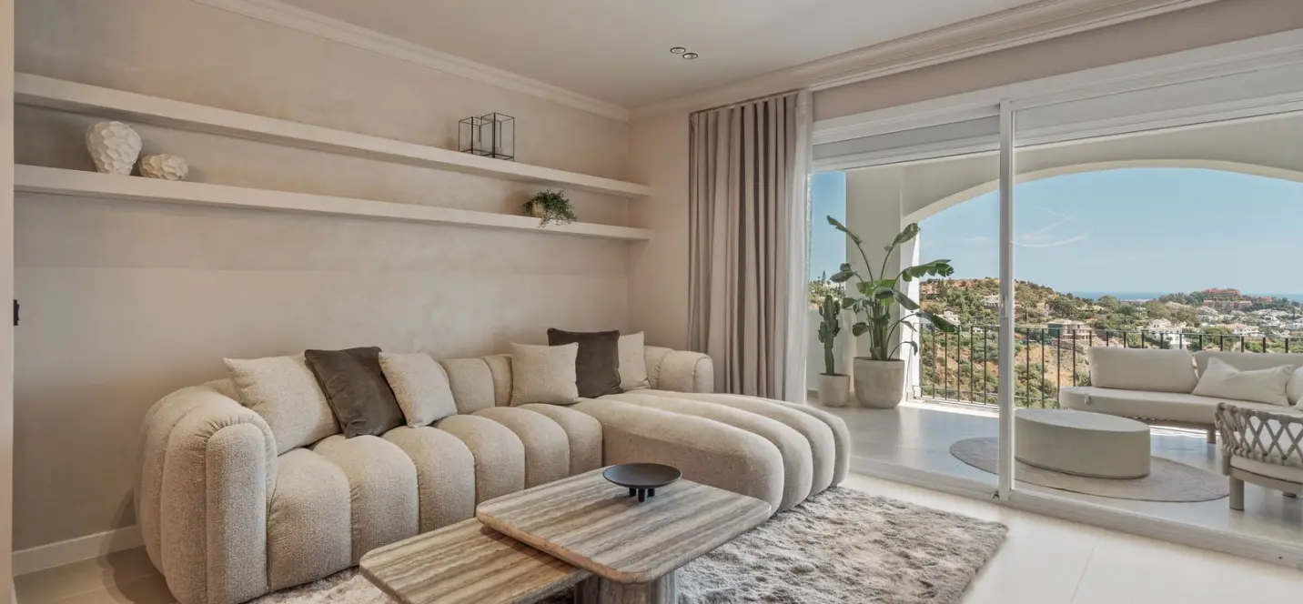 Venta de apartamento en planta media en Benahavís 1