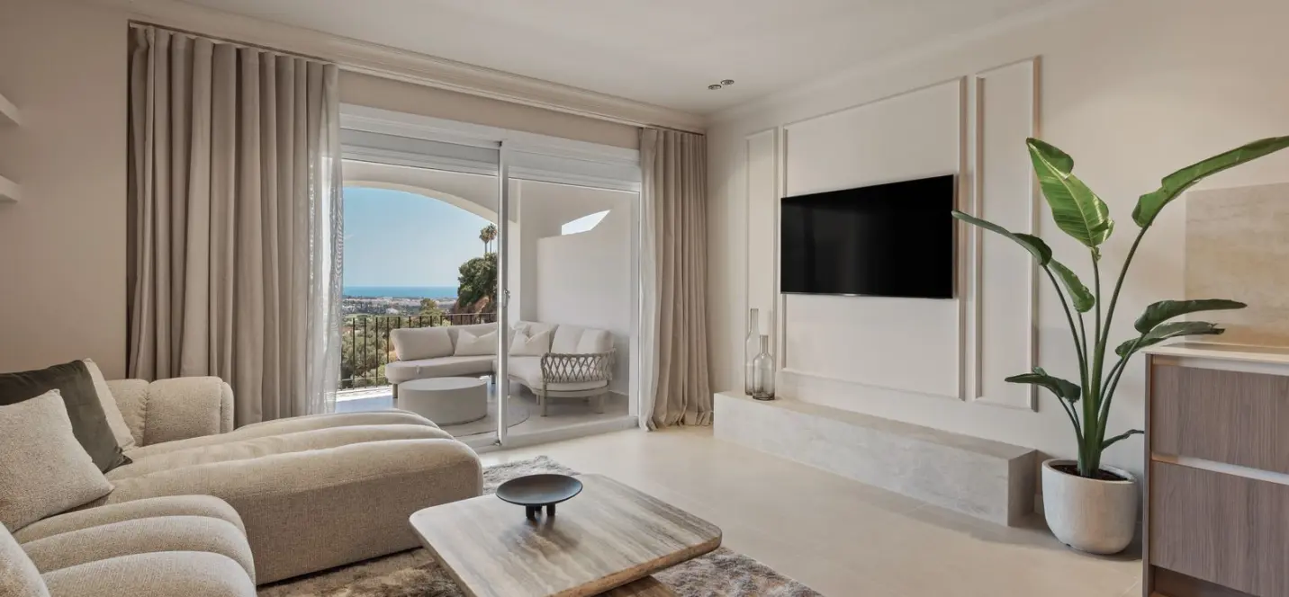 Venta de apartamento en planta media en Benahavís 2