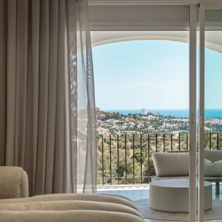 Venta de apartamento en planta media en Benahavís