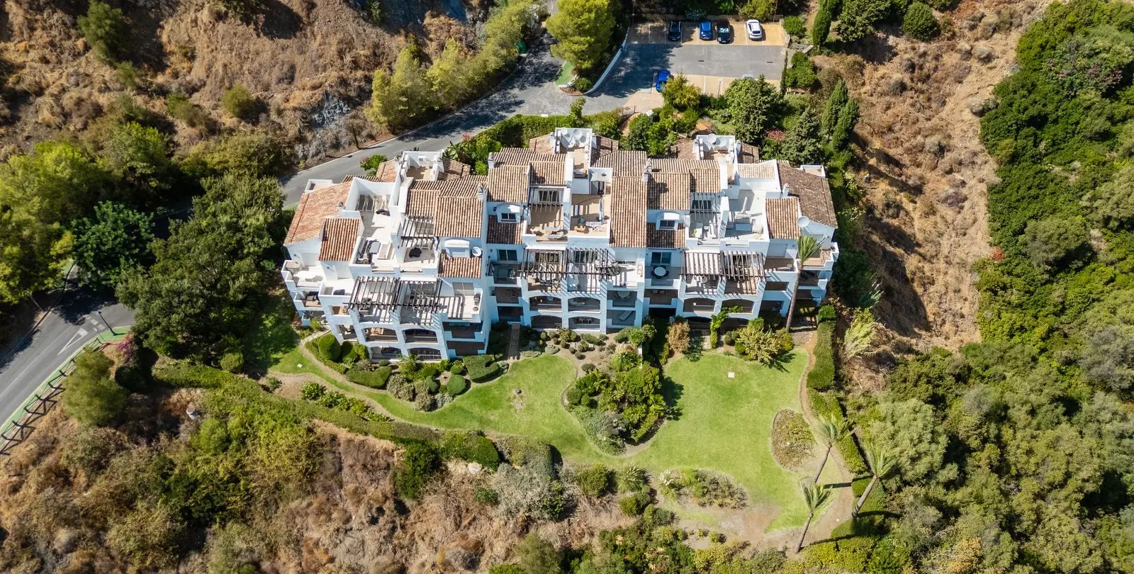 Venta de apartamento en planta media en Benahavís 30