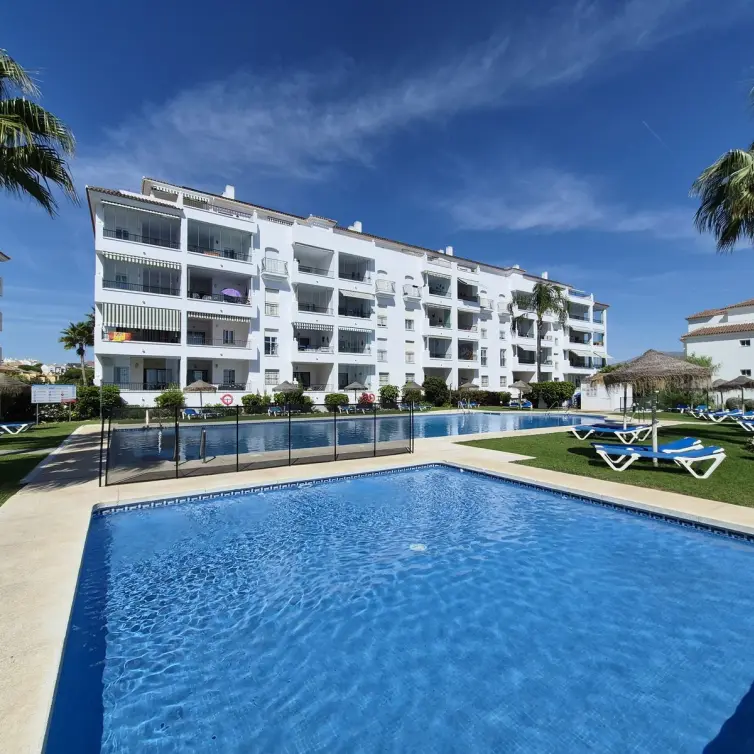 Venta de apartamento en planta media en Miraflores