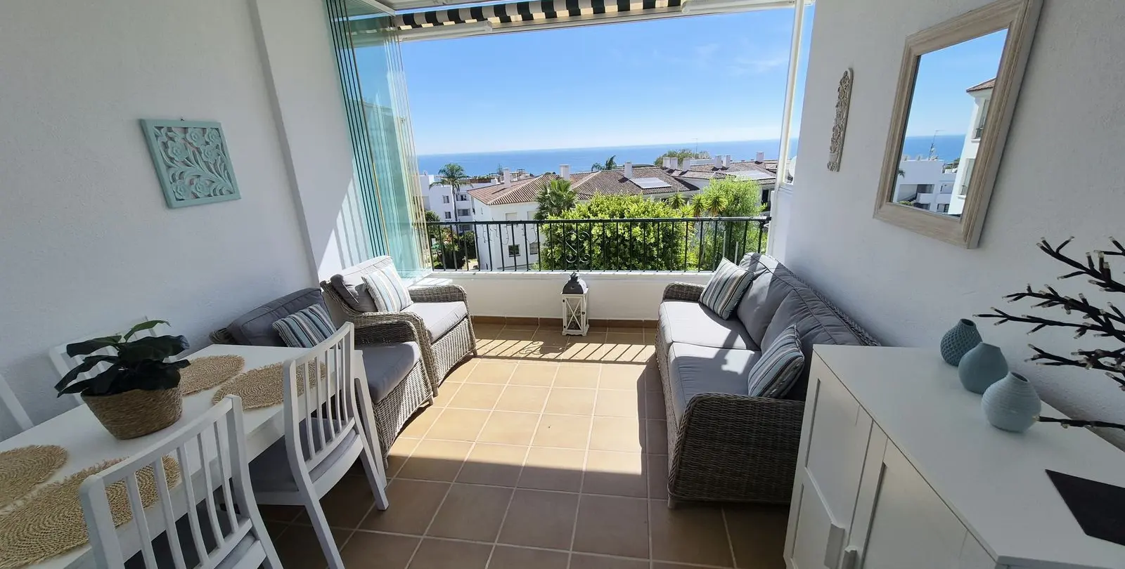 Venta de apartamento en planta media en Miraflores 2