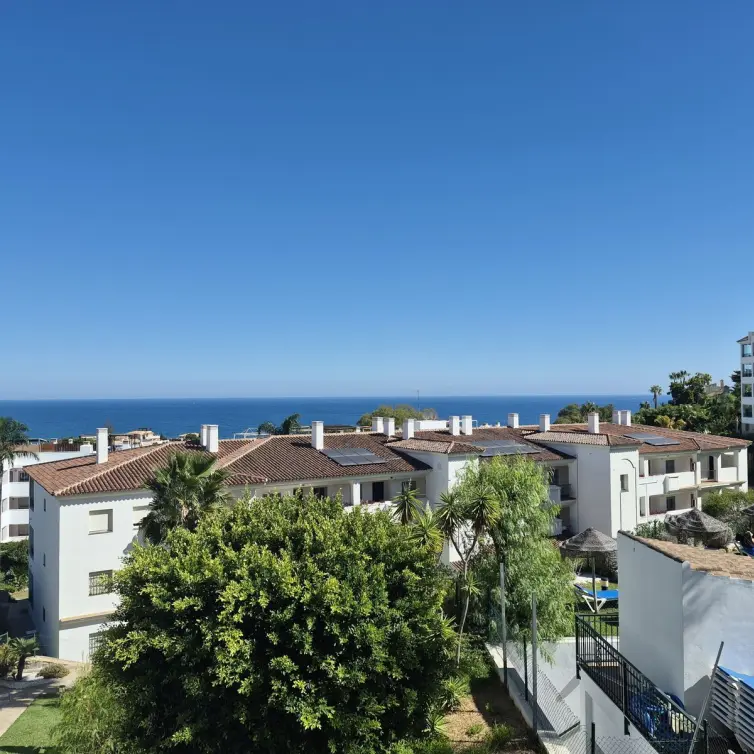Venta de apartamento en planta media en Miraflores