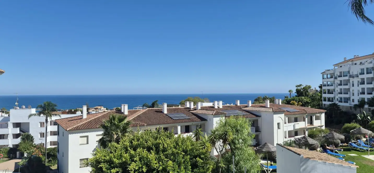 Venta de apartamento en planta media en Miraflores 2