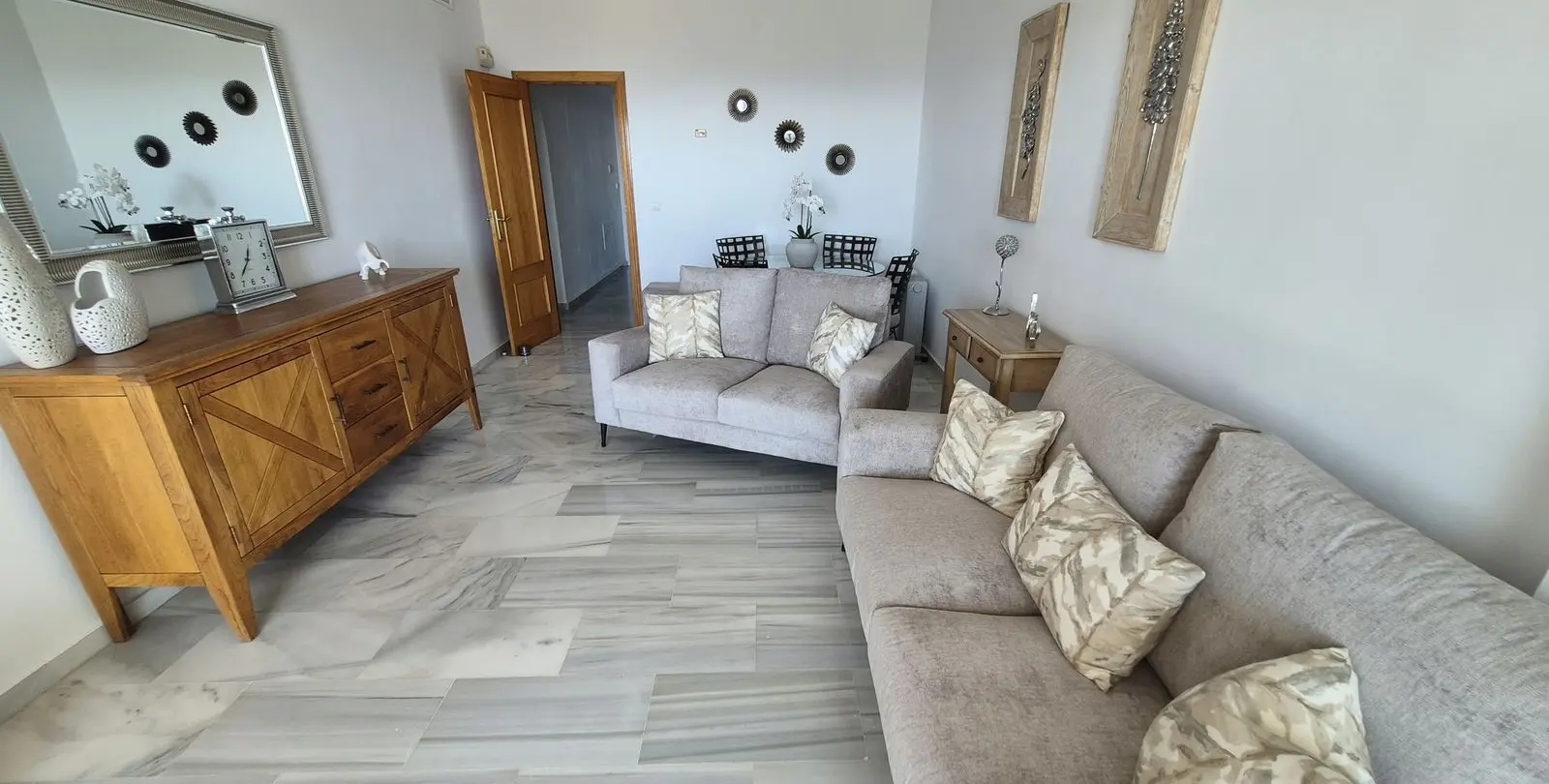 Venta de apartamento en planta media en Miraflores 4