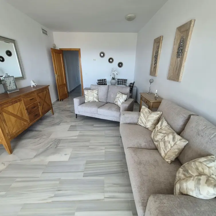 Venta de apartamento en planta media en Miraflores