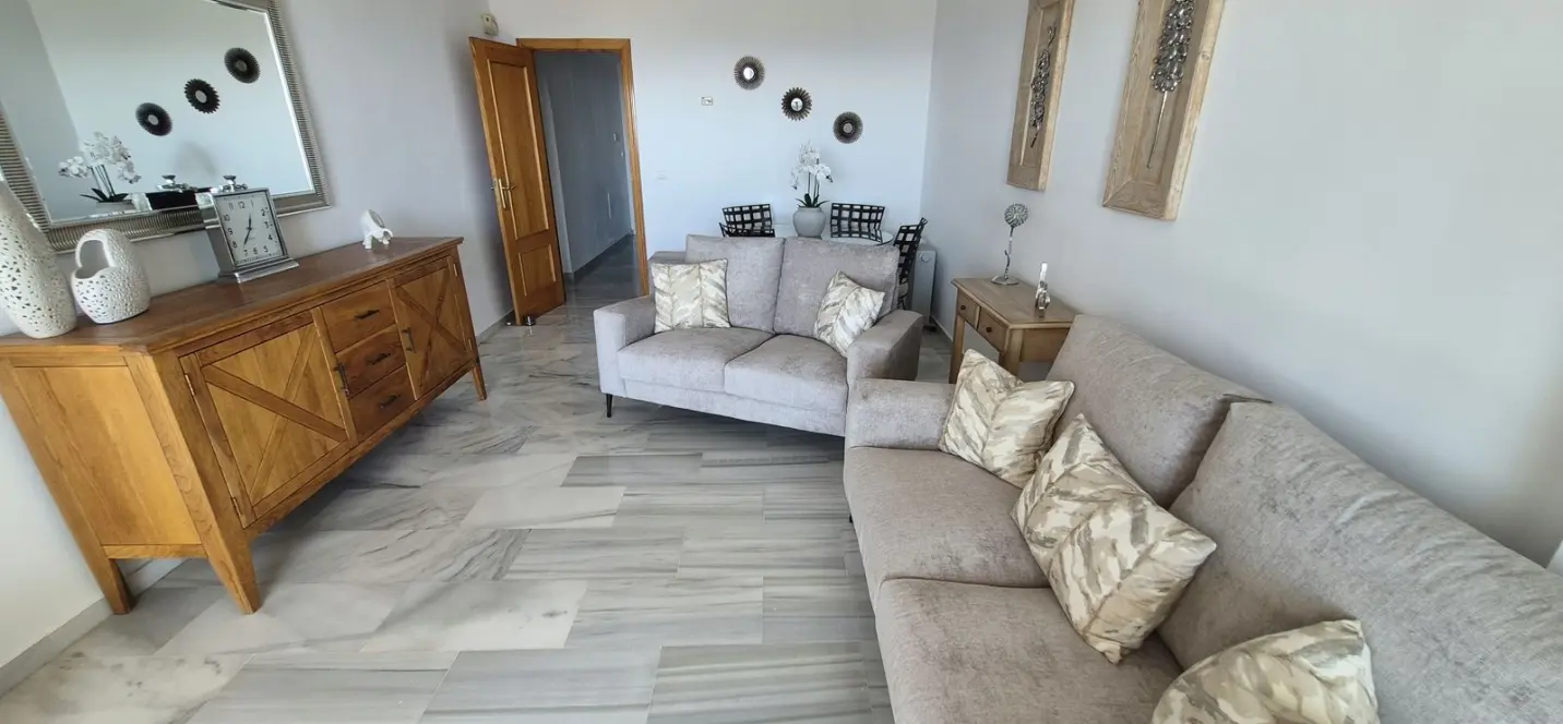 Venta de apartamento en planta media en Miraflores 3