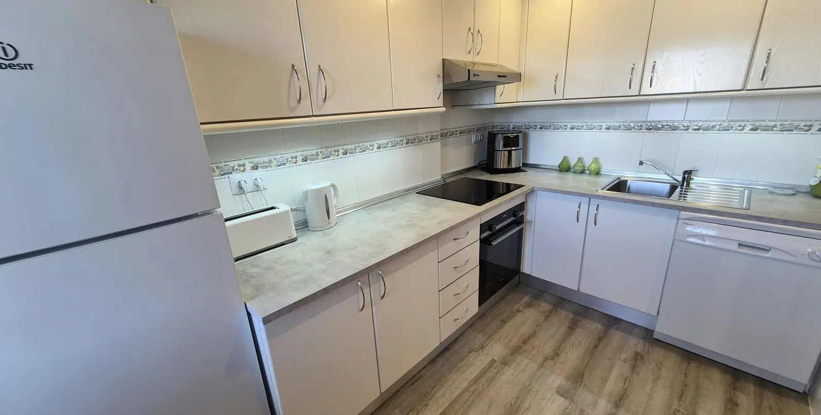 Venta de apartamento en planta media en Miraflores 5