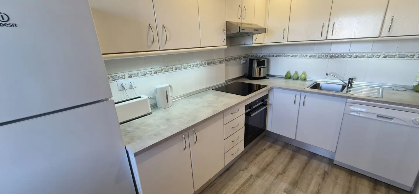 Venta de apartamento en planta media en Miraflores 4