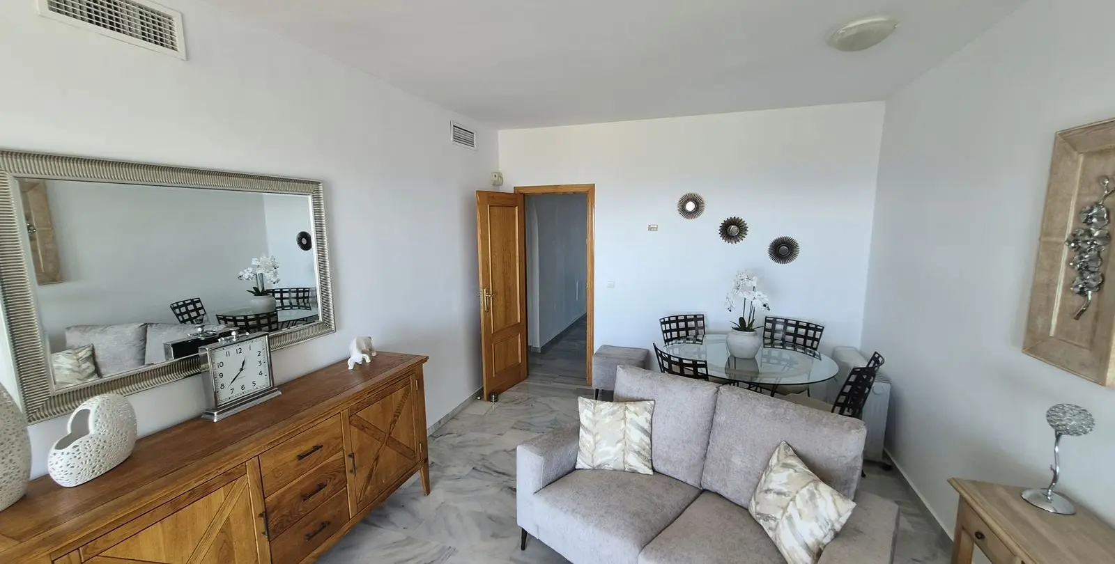 Venta de apartamento en planta media en Miraflores 7