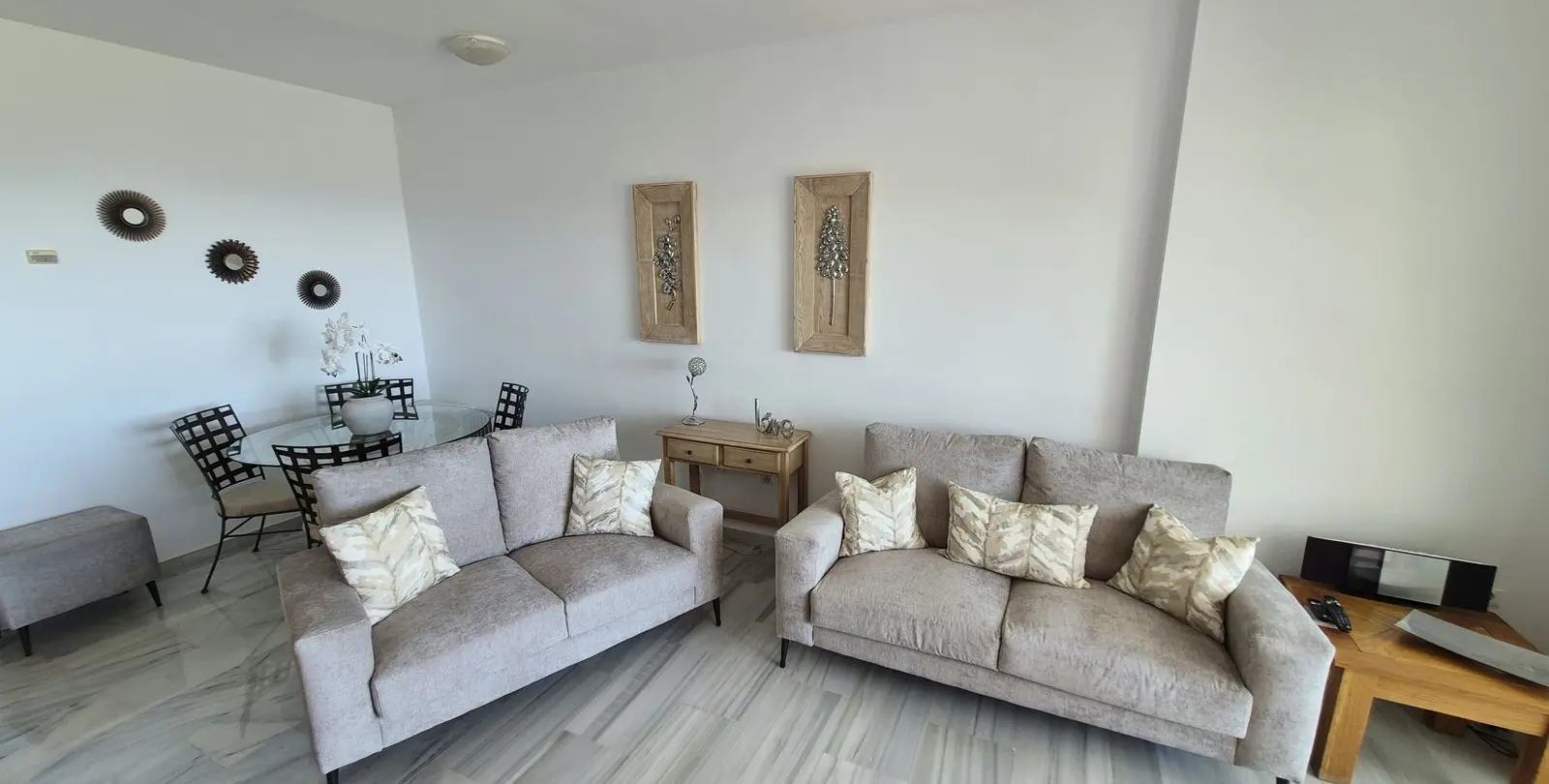 Venta de apartamento en planta media en Miraflores 8