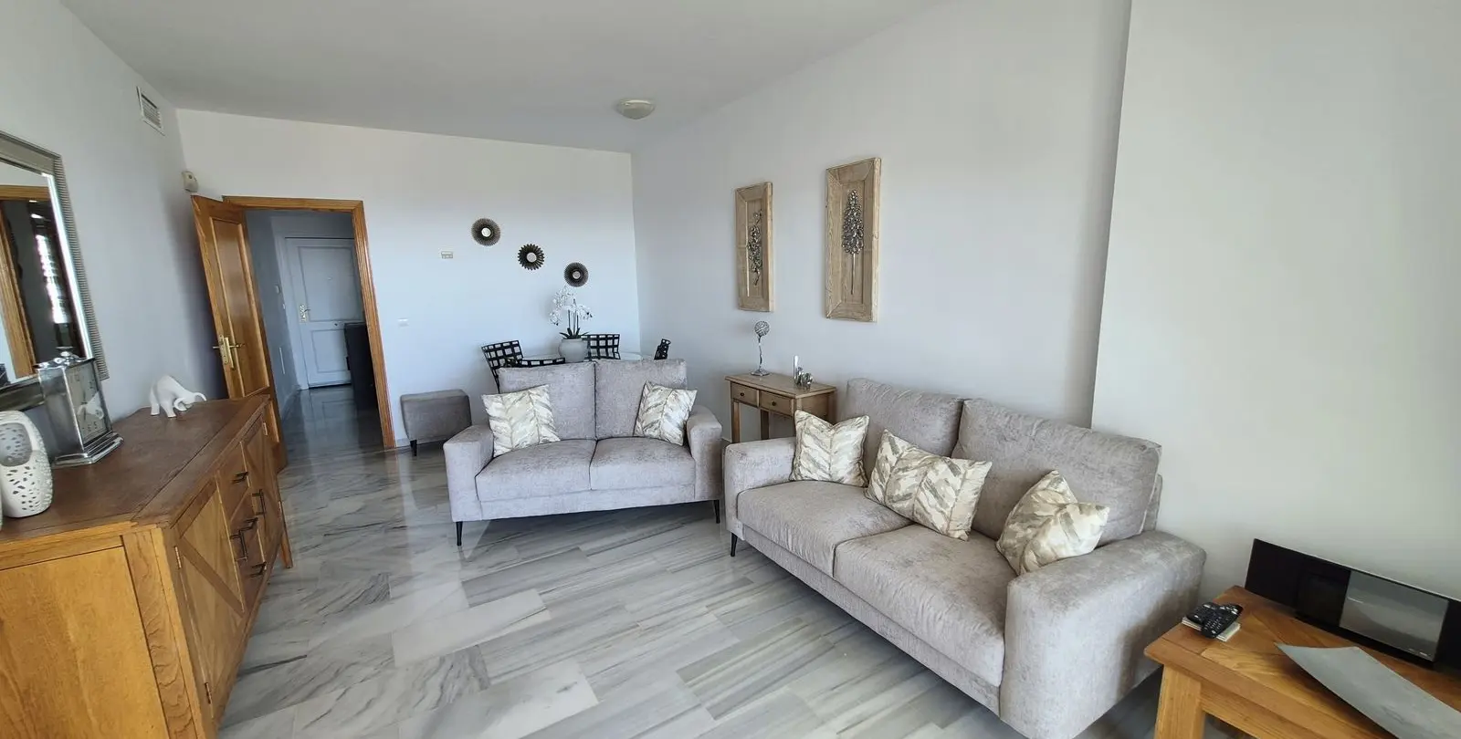 Venta de apartamento en planta media en Miraflores 9