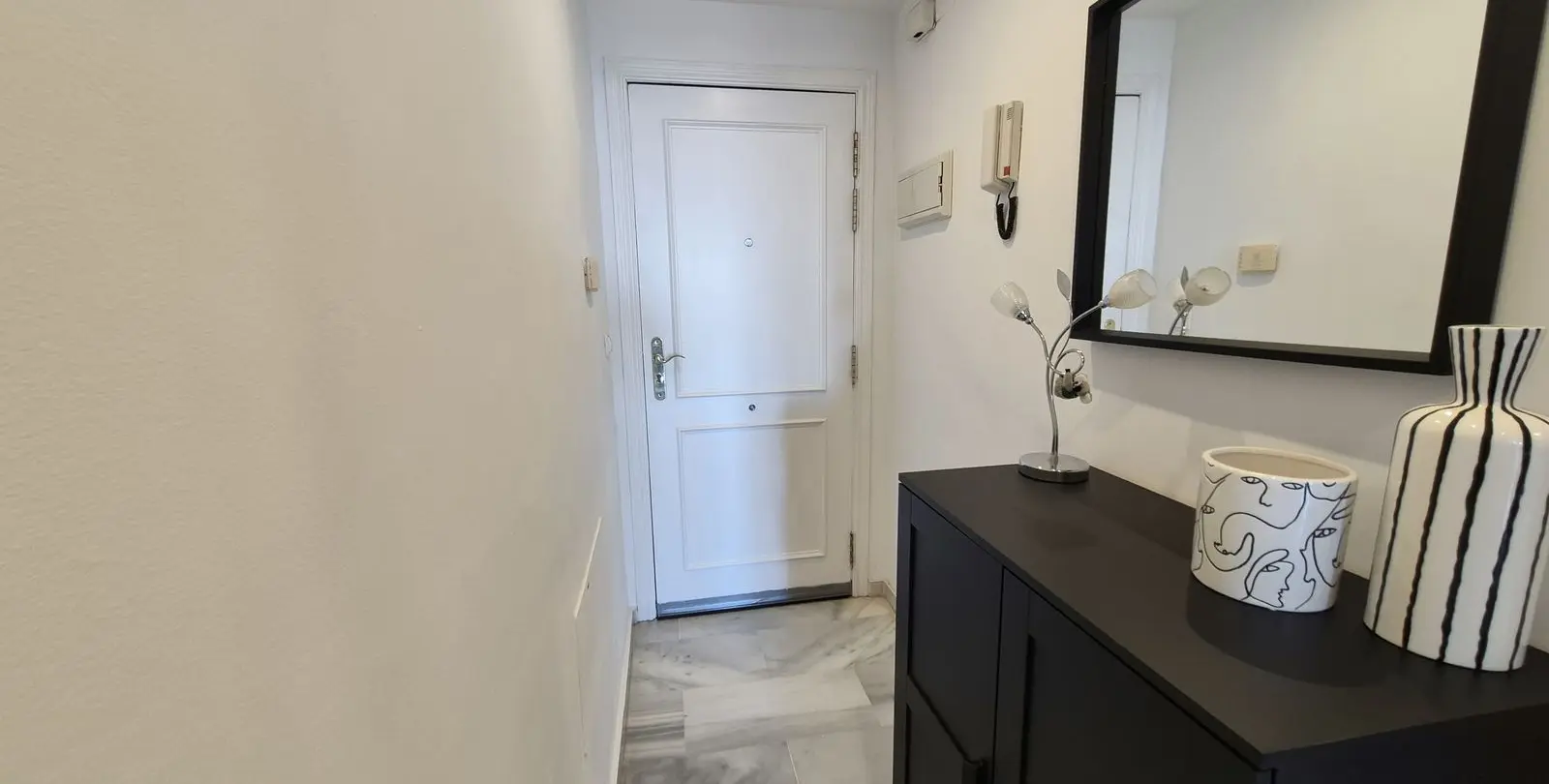 Venta de apartamento en planta media en Miraflores 11