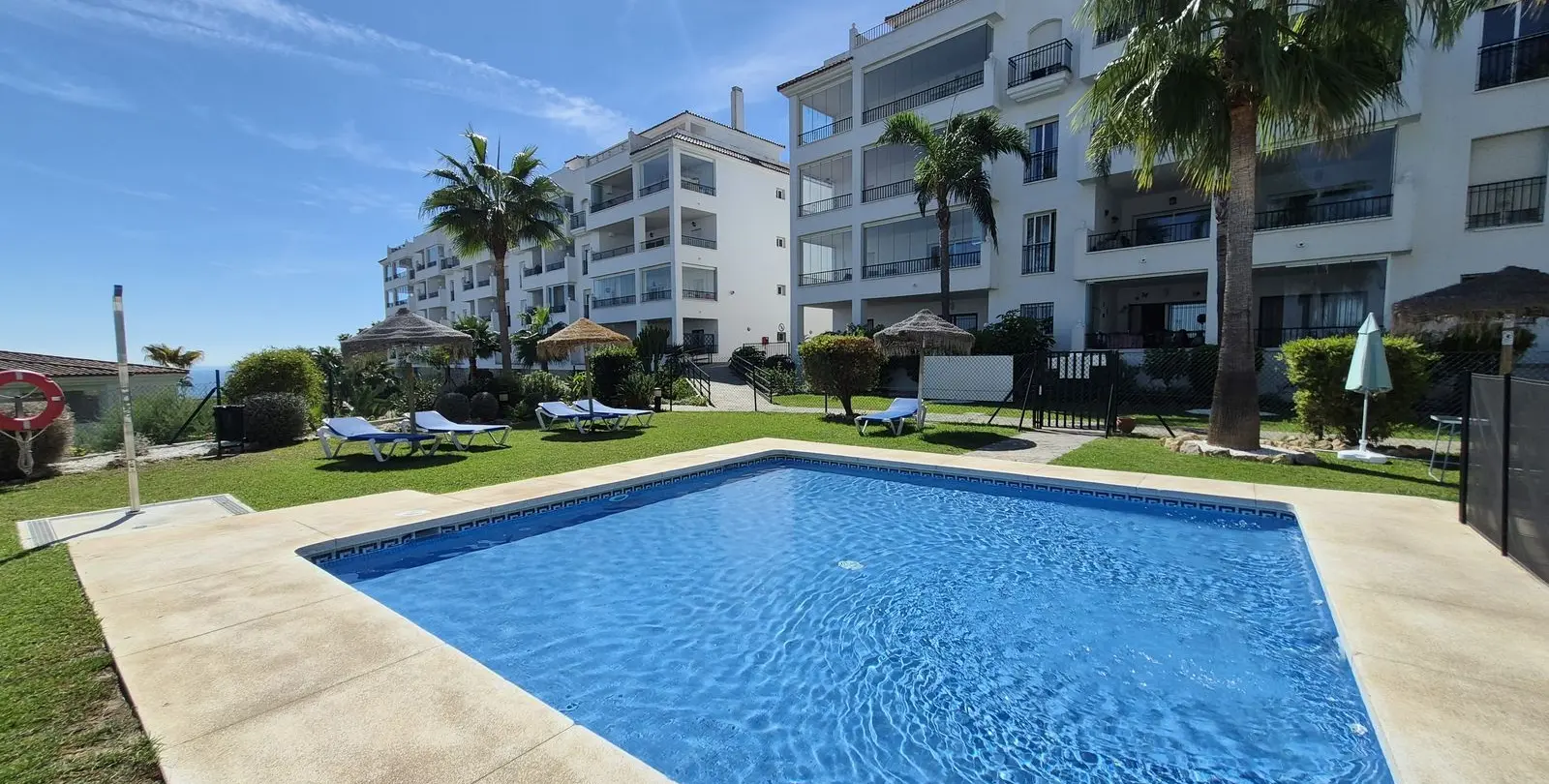 Venta de apartamento en planta media en Miraflores 16