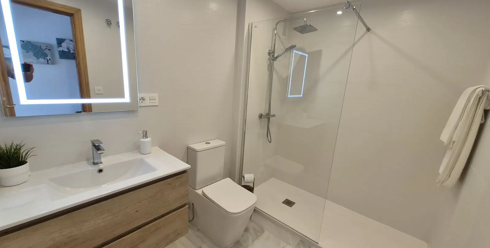 Venta de apartamento en planta media en Miraflores 19