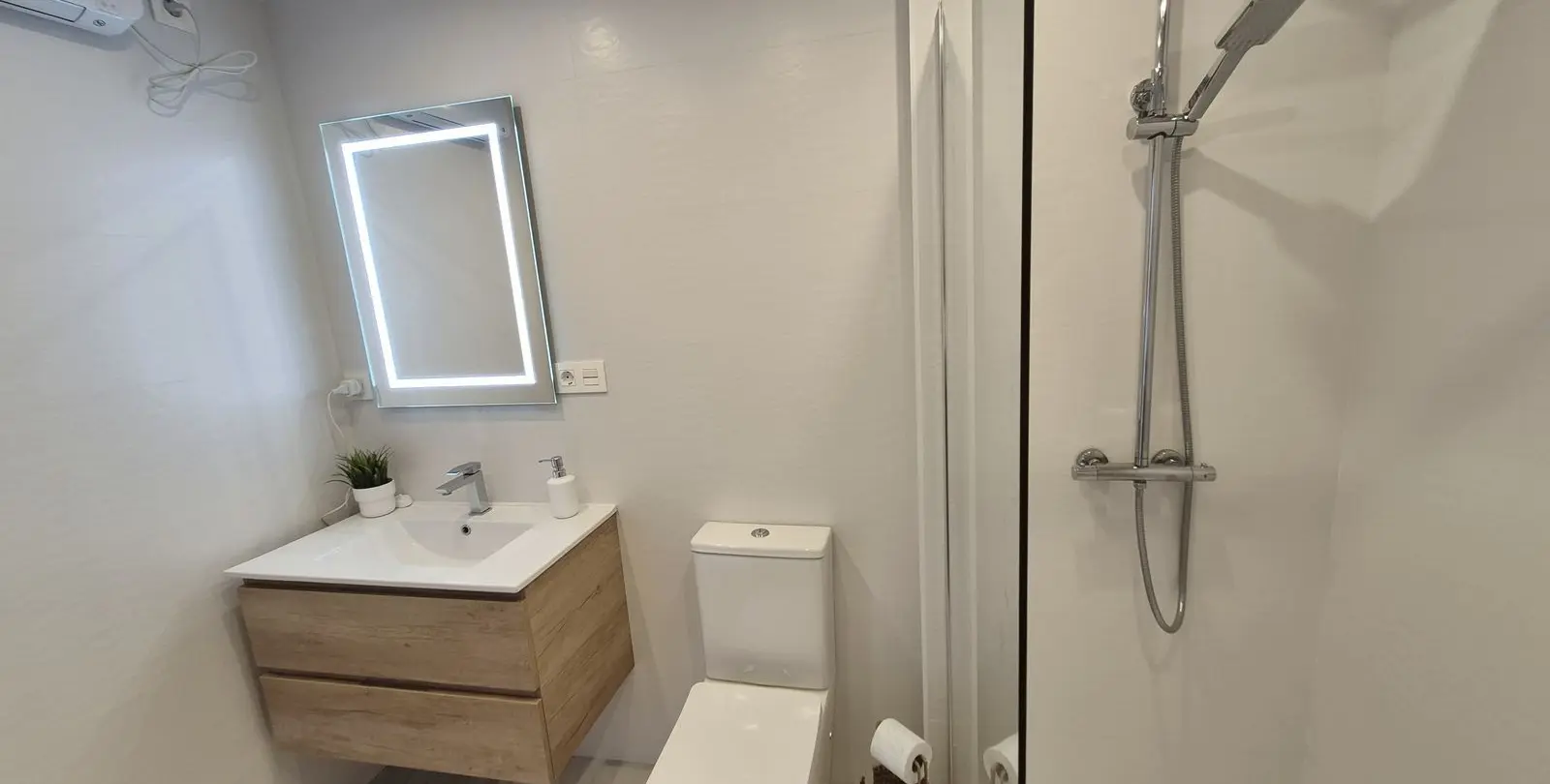 Venta de apartamento en planta media en Miraflores 20