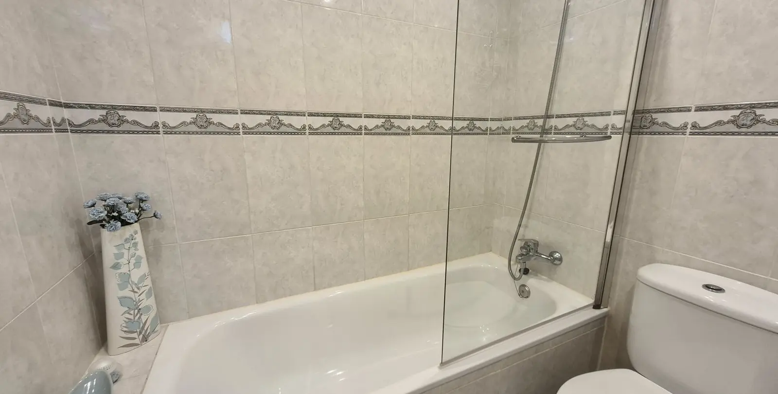 Venta de apartamento en planta media en Miraflores 23