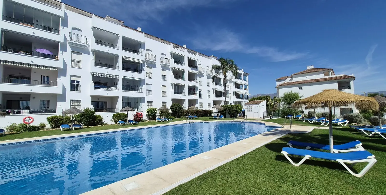 Venta de apartamento en planta media en Miraflores 25