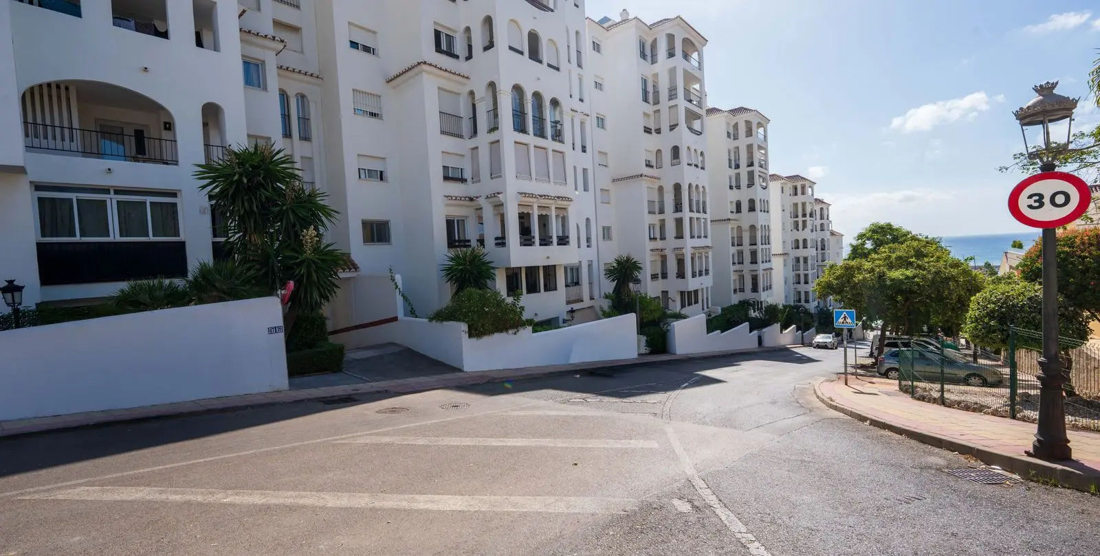 Venta de apartamento en planta media en Estepona 1