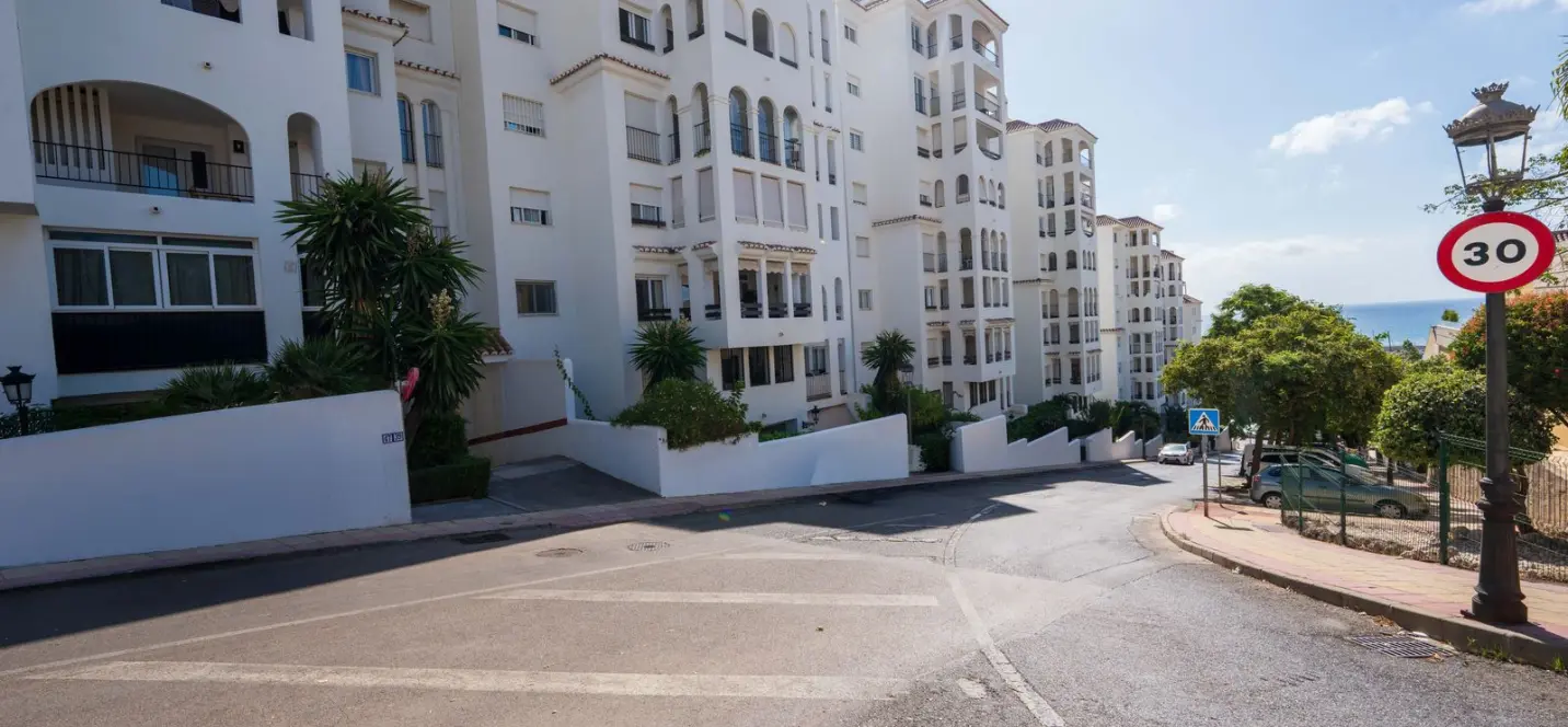 Venta de apartamento en planta media en Estepona 0