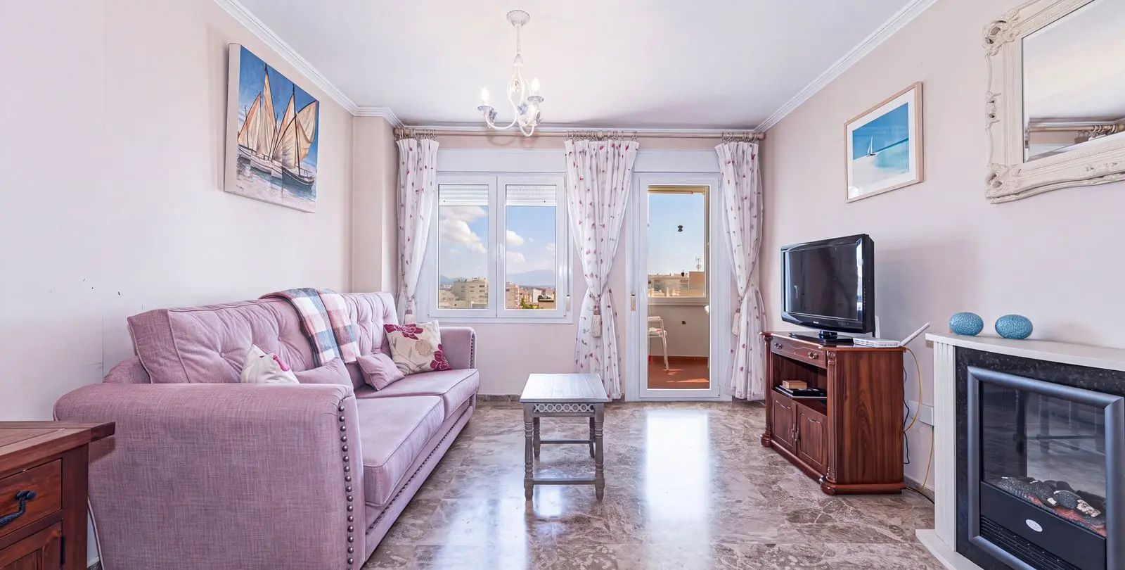 Venta de apartamento en planta media en Estepona 2